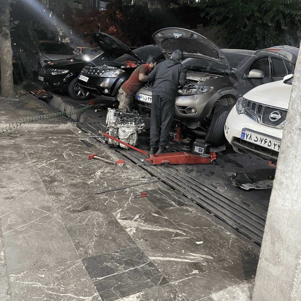 ماشین های درحال تعمیر ژاپن کلینیک